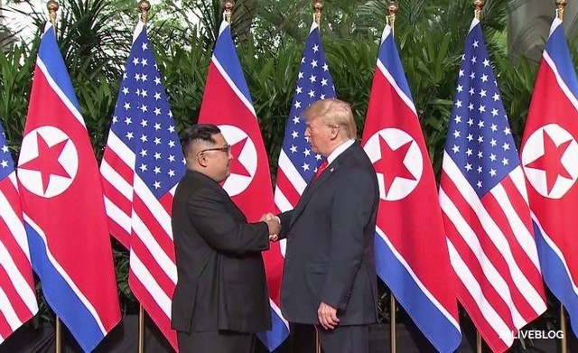 Ông Kim Jong Un và ông Trump vừa có cái bắt tay lịch sử - Ảnh 1.