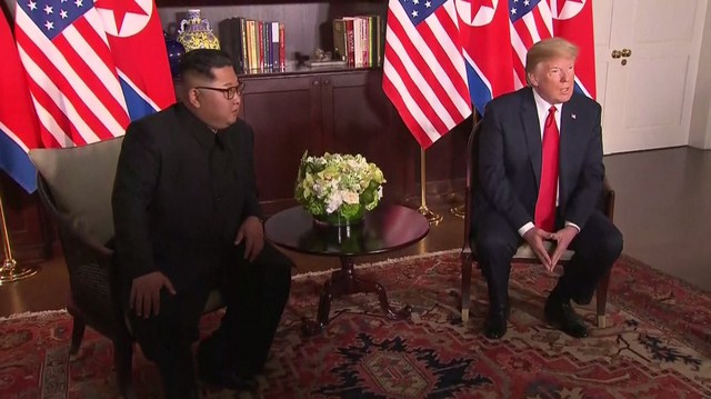 Ông Kim Jong Un và ông Trump vừa có cái bắt tay lịch sử, bắt đầu cuộc đàm phán một - một - Ảnh 1.