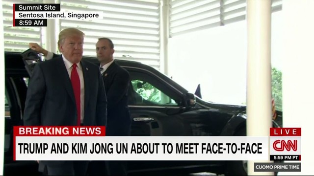 Ông Kim Jong Un và ông Trump chỉ còn cách nhau vài mét - Ảnh 1.