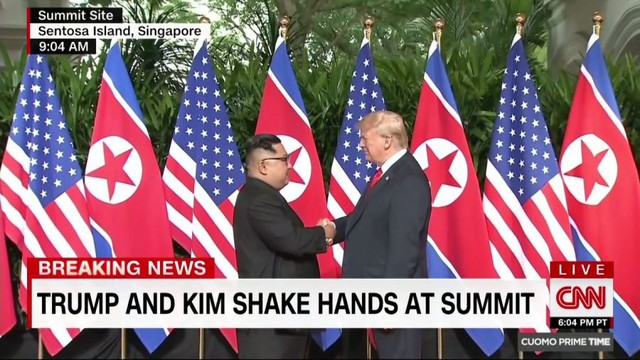 Ông Kim Jong Un và ông Trump vừa có cái bắt tay lịch sử - Ảnh 1.