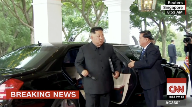 Ông Kim Jong Un và ông Trump chỉ còn cách nhau vài mét - Ảnh 1.