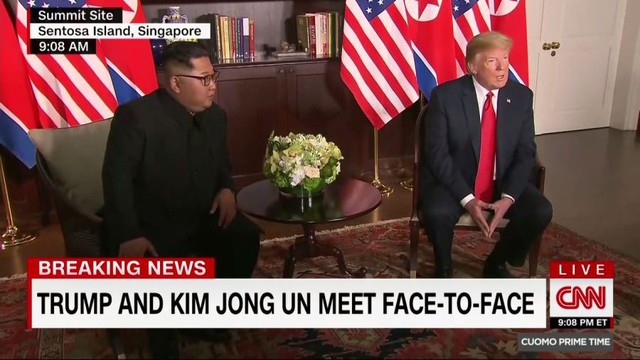 Ông Kim Jong Un và ông Trump vừa có cái bắt tay lịch sử - Ảnh 1.