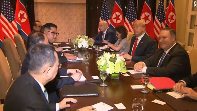 Ông Kim Jong Un và ông Trump vừa có cái bắt tay lịch sử, bắt đầu cuộc đàm phán một - một - Ảnh 1.