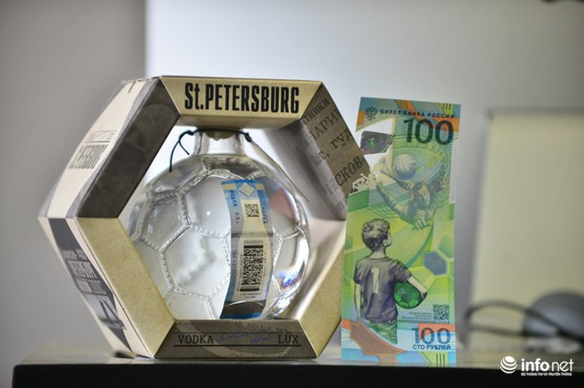 Những hình ảnh lạ trên tờ tiền 100 Ruble Nga khiến giới hâm mộ bóng đá săn lùng - Ảnh 5.