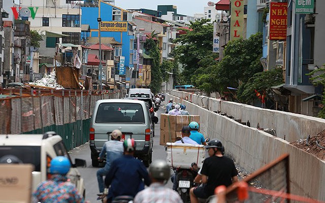 Cầu vượt hạ đê Nghi Tàm vẫn ngổn ngang sau hơn 7 tháng thi công - Ảnh 13.