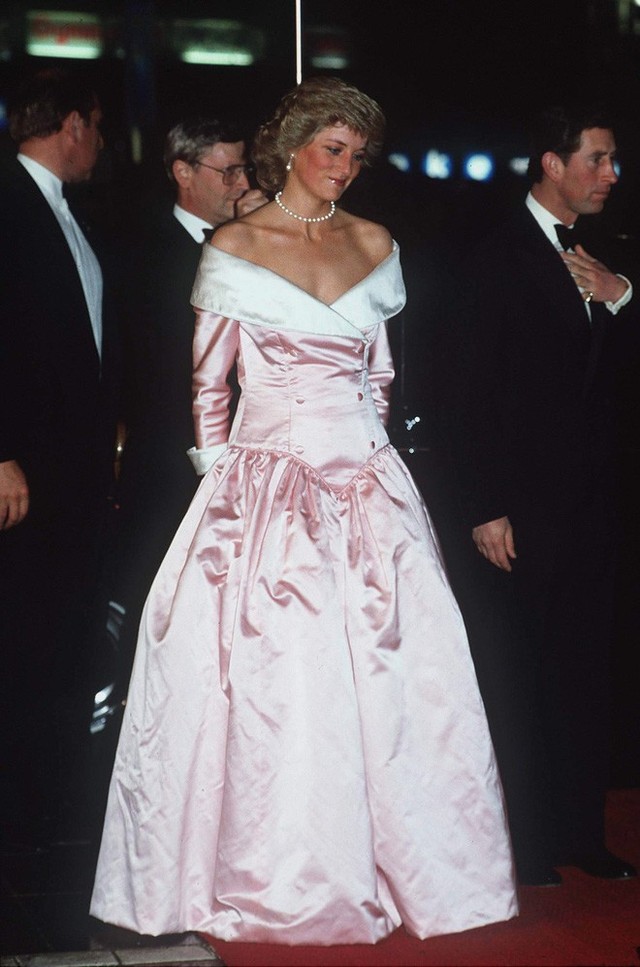 Nhiều đồn đoán cho rằng bộ đồ phá vỡ quy tắc của Meghan Markle được lấy cảm hứng từ trang phục của Công nương Diana - Ảnh 5.