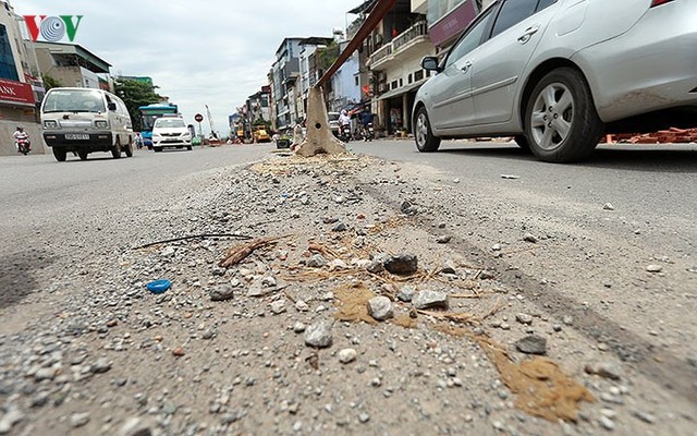 Cầu vượt hạ đê Nghi Tàm vẫn ngổn ngang sau hơn 7 tháng thi công - Ảnh 10.