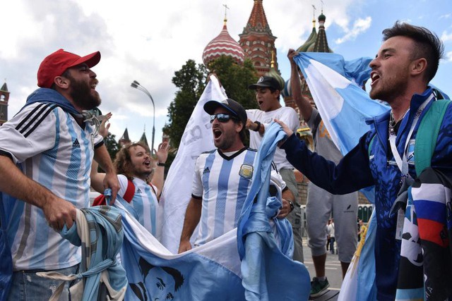 Fan thế giới tạo ra bầu không khí lễ hội ở Nga trong ngày khai mạc World Cup 2018 - Ảnh 3.