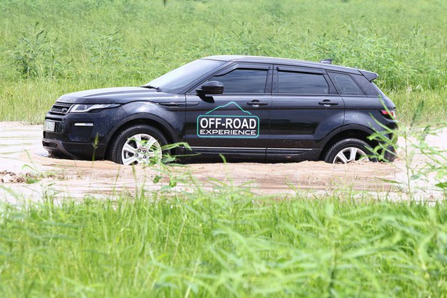 Offroad kiểu quý tộc: Mang Range Rover đi lội bùn, vượt dốc, thoát ổ voi nhưng không cần làm gì hết - Ảnh 4.