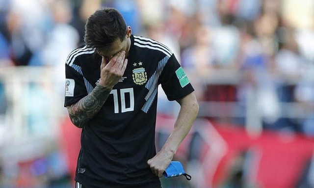 Messi cúi đầu khi sút hỏng penalty, chân sút người Đức ôm mặt sau trận thua sốc: Áp lực mà các cầu thủ phải đối mặt lớn đến mức nào và làm sao để vượt qua chúng? - Ảnh 1.