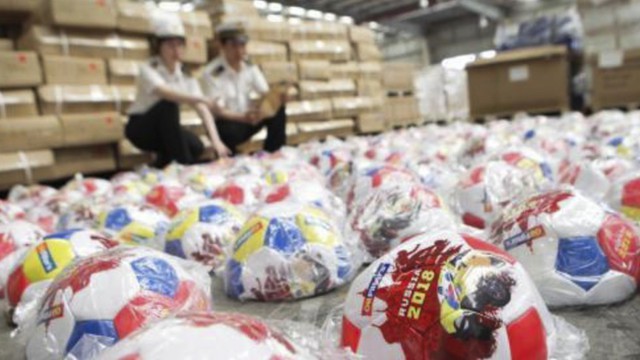 Trung Quốc: Bắt giữ hàng triệu món hàng nhái, hàng giả liên quan tới World Cup - Ảnh 1.