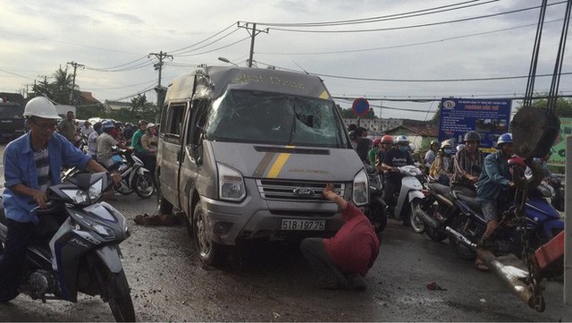  Gần 10 người hoảng loạn kêu cứu trong xe khách bị lật ở Sài Gòn - Ảnh 1.