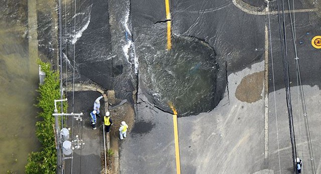 Nhật Bản tan hoang sau động đất khiến 153 người thương vong  - Ảnh 3.