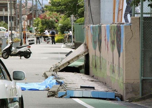 Nhật Bản tan hoang sau động đất khiến 153 người thương vong  - Ảnh 4.