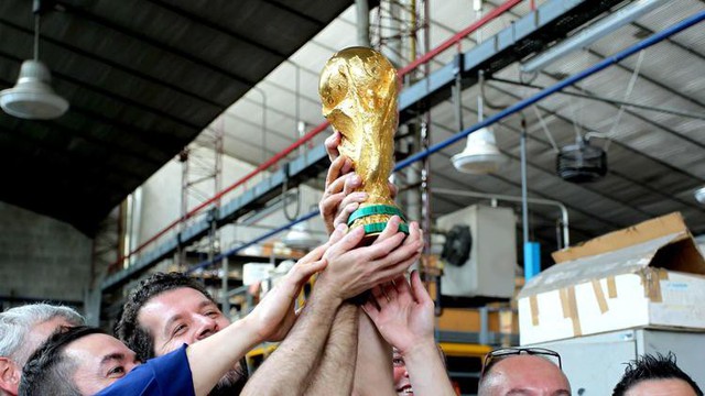Đột nhập xưởng sản xuất Cúp vàng World Cup giá 456 tỷ đồng: Ánh hào quang giữa khói bụi - Ảnh 6.