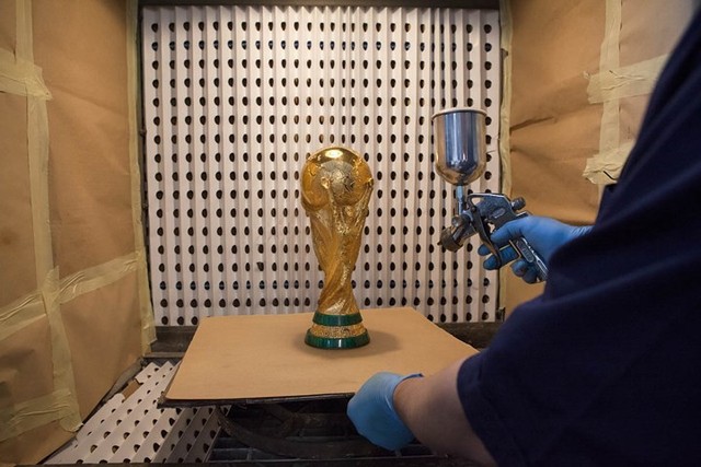 Cận cảnh quá trình chế tác chiếc cup vàng danh giá cho World Cup - Ảnh 8.
