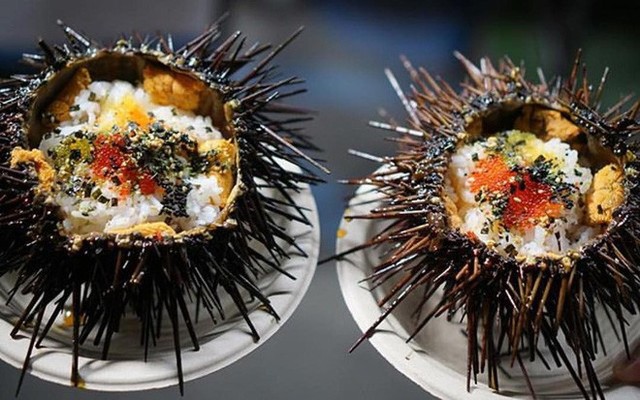 Xem cách người Mỹ hô biến nhum biển đầy gai thành một tô sushi hấp dẫn thế này đây - Ảnh 1.