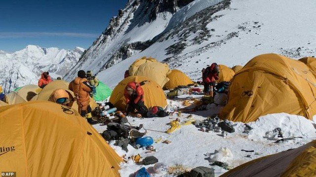 Những hình ảnh gây shock: Đỉnh Everest danh giá giờ đã trở thành bãi rác cao nhất thế giới - Ảnh 1.