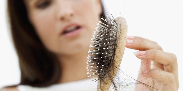 Tóc rụng nhiều là dấu hiệu cảnh báo bạn đang bị stress - Ảnh 2.