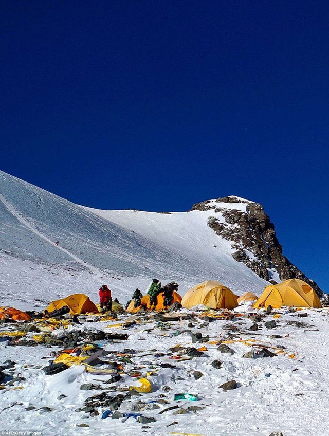 Những hình ảnh gây shock: Đỉnh Everest danh giá giờ đã trở thành bãi rác cao nhất thế giới - Ảnh 4.