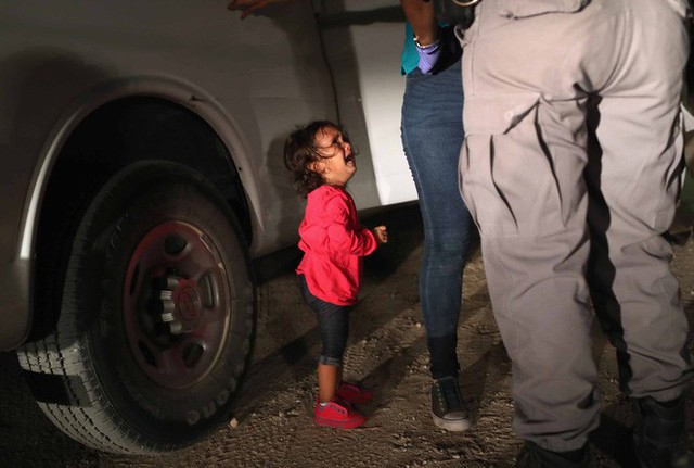 Câu chuyện đằng sau bức ảnh em bé đứng khóc bên biên giới đã góp phần khiến Tổng thống Trump ký lại sắc lệnh về người nhập cư - Ảnh 1.