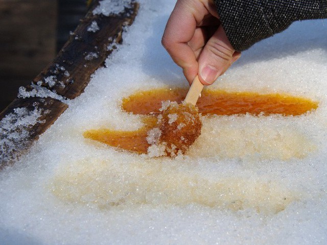 Người Canada còn có kiểu làm kẹo trên tuyết độc lạ như này đây - Ảnh 1.