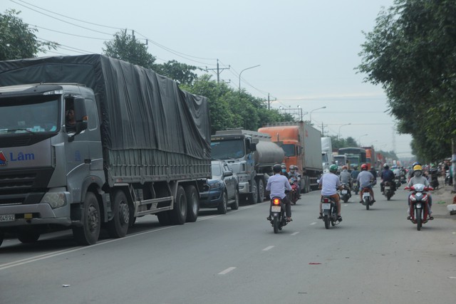  Hàng trăm phương tiện chôn chân trên đường, giao thông tê liệt - Ảnh 4.