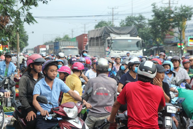  Hàng trăm phương tiện chôn chân trên đường, giao thông tê liệt - Ảnh 5.