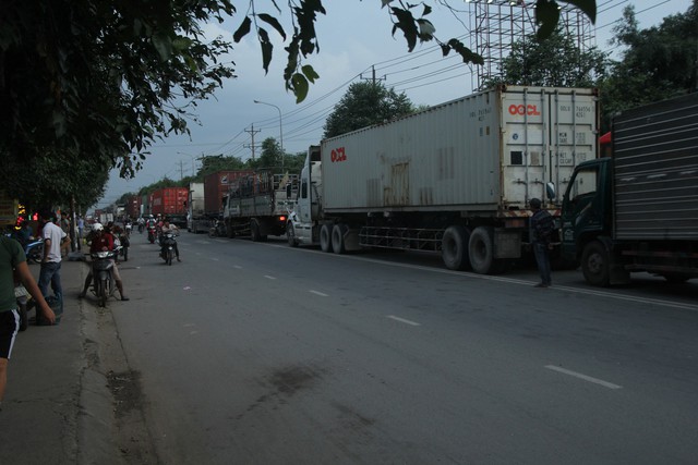  Hàng trăm phương tiện chôn chân trên đường, giao thông tê liệt - Ảnh 9.