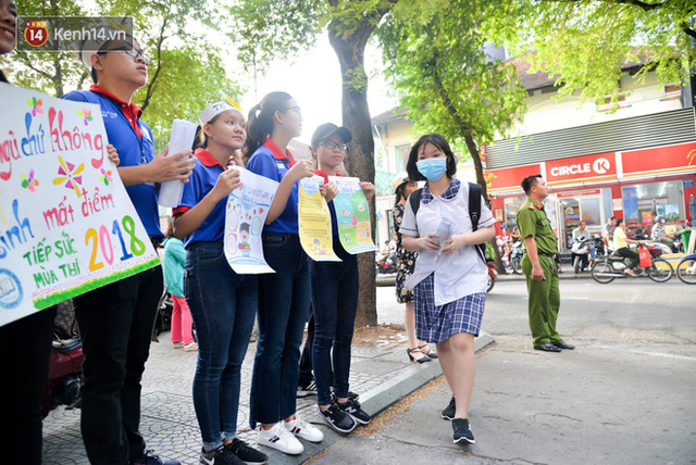 Sáng nay, 1 triệu thí sinh trên cả nước bước vào môn thi đầu tiên của kỳ thi THPT Quốc gia: Văn - Ảnh 11.