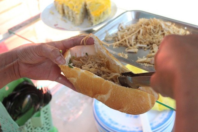 6 loại bánh mì có nhân siêu lạ mà ngon không tưởng của Sài Gòn - Ảnh 4.