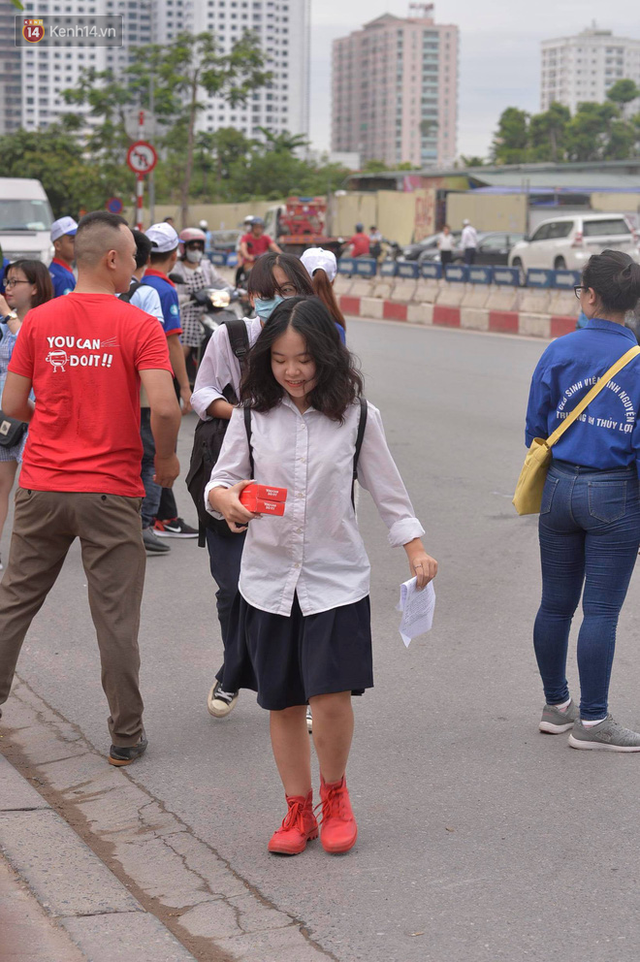 Sáng nay, 1 triệu thí sinh trên cả nước bước vào môn thi đầu tiên của kỳ thi THPT Quốc gia: Văn - Ảnh 9.