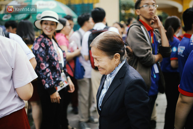 Có một cô giáo 67 tuổi mặc vest mang dép lê, 10 năm đứng chờ sĩ tử Sài Gòn: Không lập gia đình, cưng học sinh như con - Ảnh 5.
