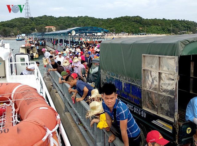 5.000 khách kẹt trên đảo Cô Tô đang di chuyển về đất liền - Ảnh 5.