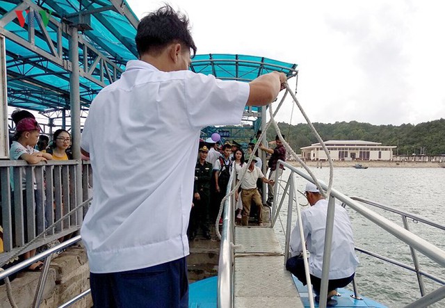 5.000 khách kẹt trên đảo Cô Tô đang di chuyển về đất liền - Ảnh 8.