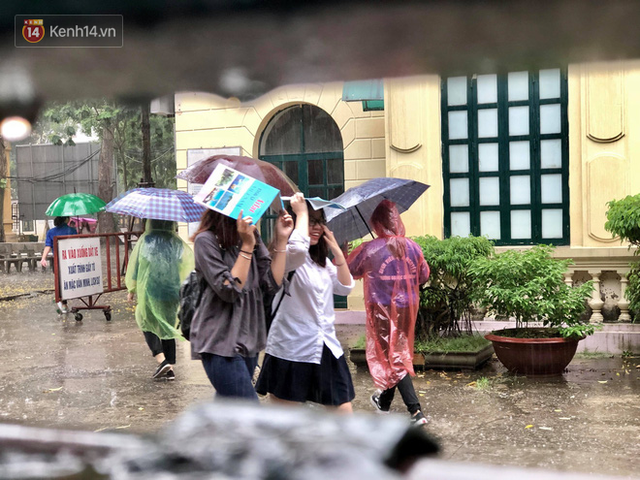 Kỳ thi THPT quốc gia khép lại trong cơn mưa lớn, phụ huynh Hà Nội vất vả chờ đón con - Ảnh 10.