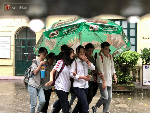 Kỳ thi THPT quốc gia khép lại trong cơn mưa lớn, phụ huynh Hà Nội vất vả chờ đón con - Ảnh 11.