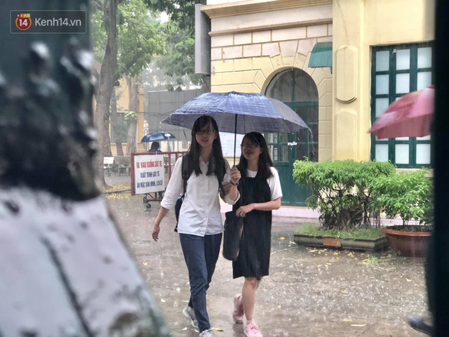 Kỳ thi THPT quốc gia khép lại trong cơn mưa lớn, phụ huynh Hà Nội vất vả chờ đón con - Ảnh 5.