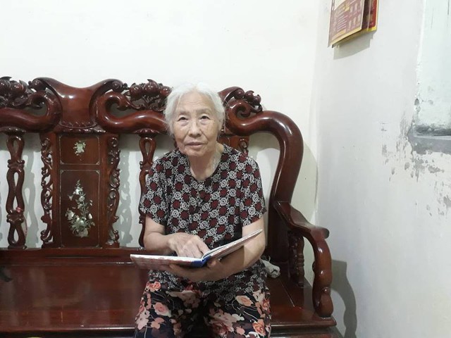 Bà cụ 82 tuổi quyên tiền để phát cháo miễn phí cho bệnh nhân nghèo suốt ba năm nay ở Hà Nội - Ảnh 1.