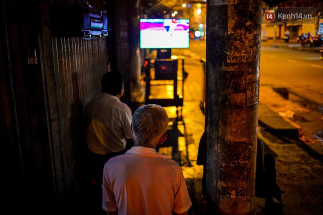 World Cup ở Sài Gòn dễ thương như cách chú Ba đem ti vi ra vỉa hè cho người lao động cùng xem - Ảnh 3.