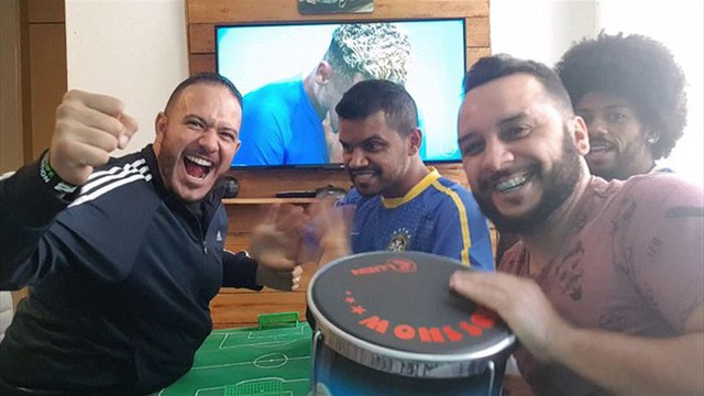 Cách anh chàng Brazil giúp người bạn vừa khiếm thính vừa khiếm thị xem World Cup khiến người ghét bóng đá cũng phải xúc động - Ảnh 6.