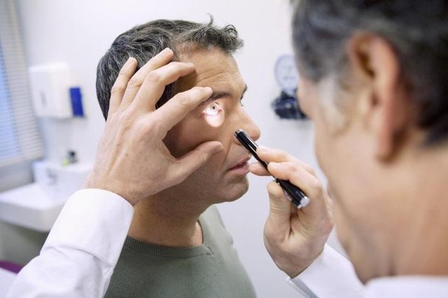 5 thói quen hàng ngày gây tổn hại đến mắt ngay cả khi bạn đang có thị lực hoàn hảo - Ảnh 4.