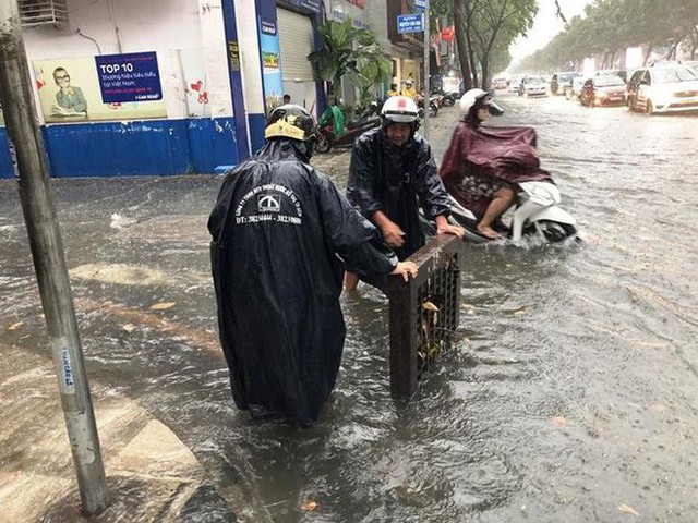  Giao thông cửa ngõ Tân Sơn Nhất tê liệt sau cơn mưa - Ảnh 2.