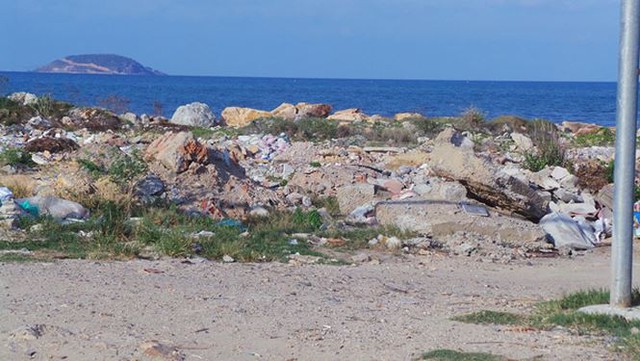 Dự án lấn vịnh Nha Trang trái phép ngập rác thải và thành bãi xe lậu  - Ảnh 2.
