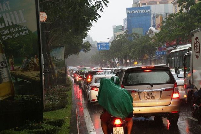  Giao thông cửa ngõ Tân Sơn Nhất tê liệt sau cơn mưa - Ảnh 6.