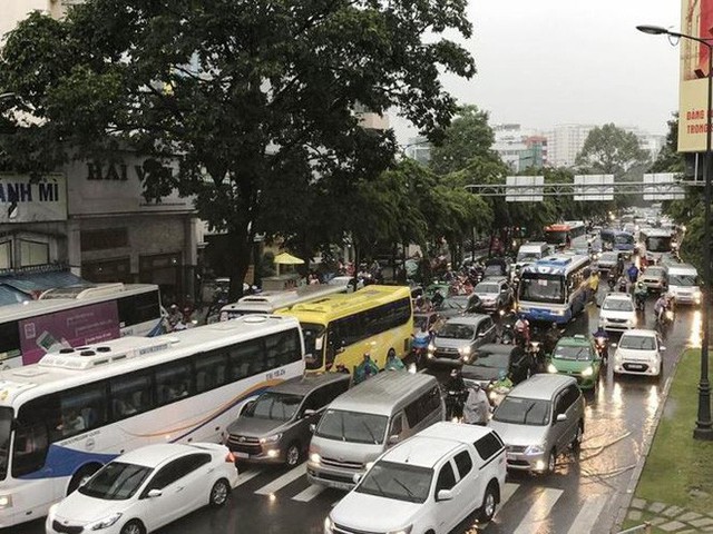  Giao thông cửa ngõ Tân Sơn Nhất tê liệt sau cơn mưa - Ảnh 7.