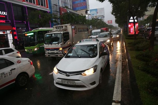  Giao thông cửa ngõ Tân Sơn Nhất tê liệt sau cơn mưa - Ảnh 10.