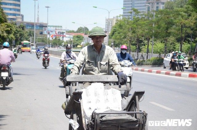 Ảnh: Dân lao động vật vã mưu sinh trong chảo lửa Hà Nội - Ảnh 1.