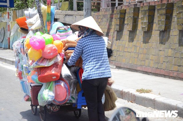 Ảnh: Dân lao động vật vã mưu sinh trong chảo lửa Hà Nội - Ảnh 2.