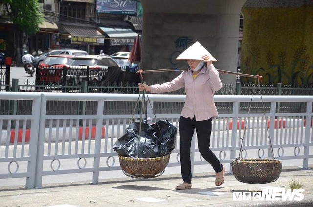 Ảnh: Dân lao động vật vã mưu sinh trong chảo lửa Hà Nội - Ảnh 14.